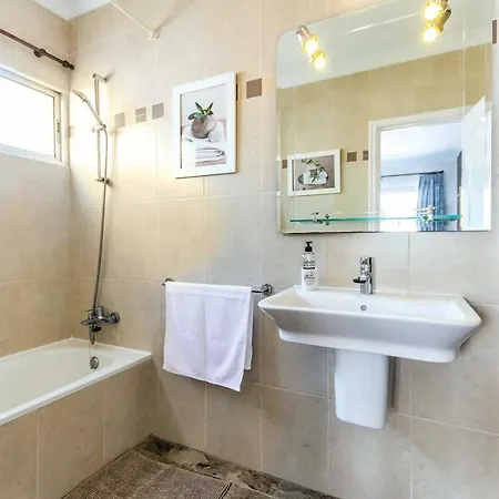 Sleeps 6 Wifi Villa *