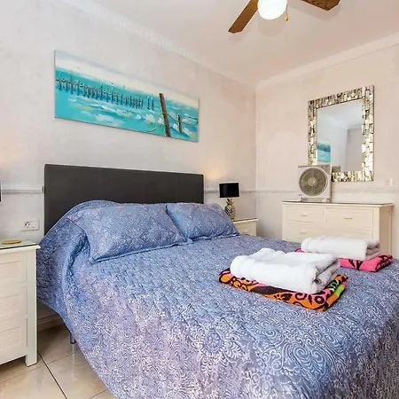Sleeps 6 Wifi Villa